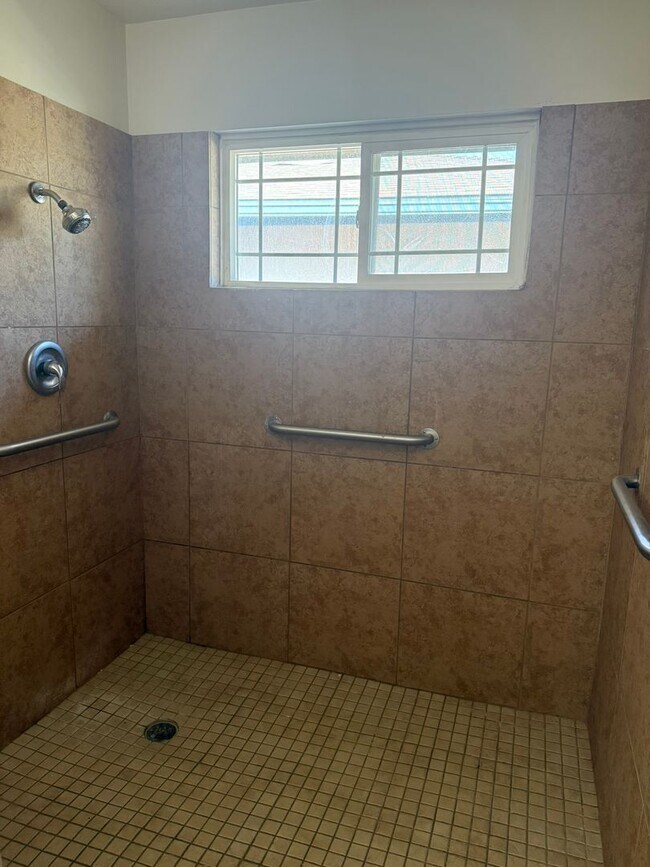 Building Photo - Spacious 4-Bedroom + 2 Bonus Rooms | Near ...