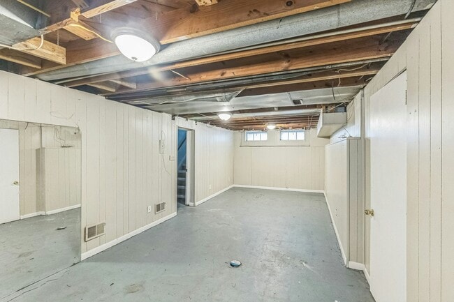 Building Photo - 5185 Clement Ave