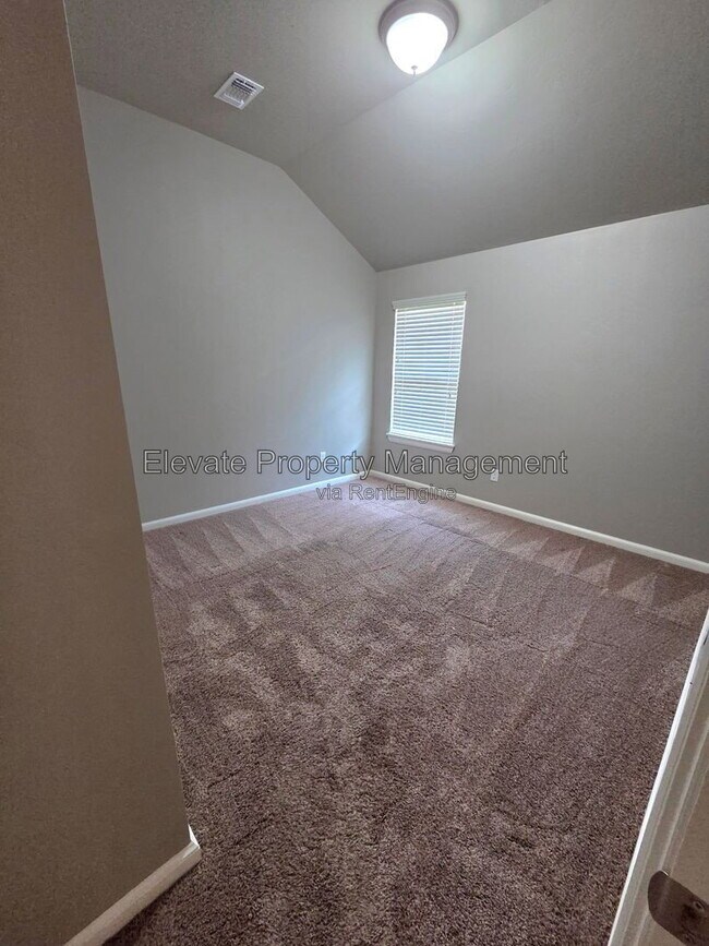 Building Photo - 2210 Starwood Wy