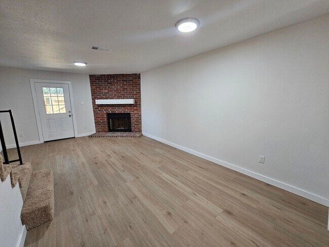Building Photo - Recently rehabbed. Available now