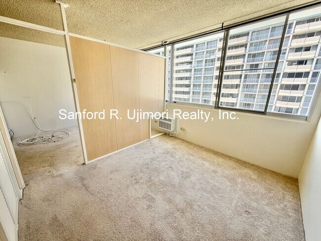 Building Photo - 1560 Kanunu St