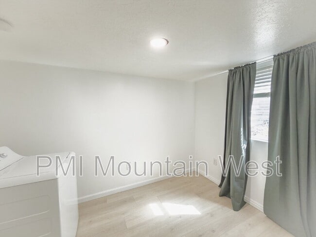 Building Photo - 872 N Main St