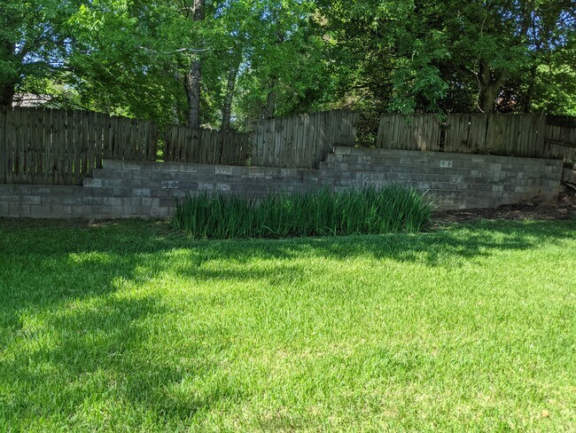 Building Photo - 901 N Azalea Dr