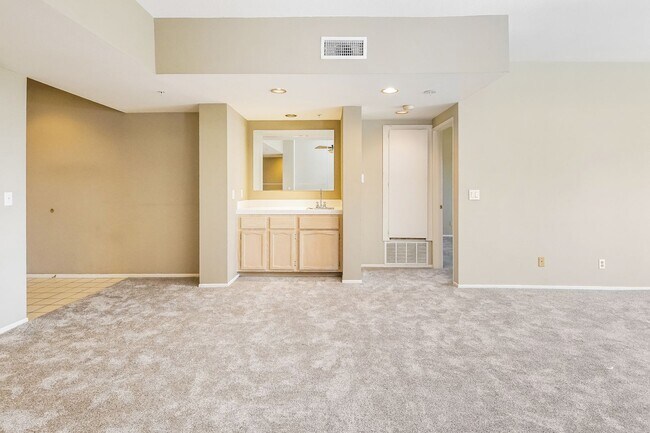 Building Photo - PENTHOUSE-STYLE UNIT IN SIGNAL HILL  w/180 degree Views 3Br/2Ba $3750mo