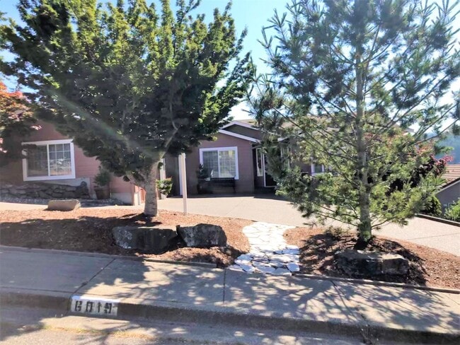 Building Photo - UNIQUE RAMBLER with views in Dockside at Kitsap Lake!