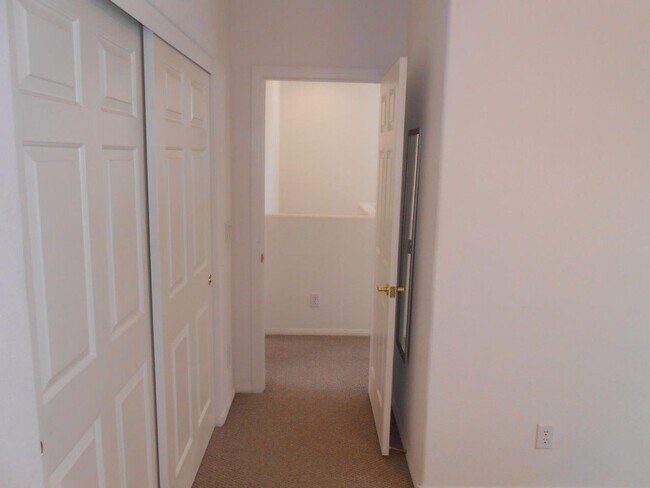 Building Photo - Spacious 2 Bedroom Home near Cactus and Ma...