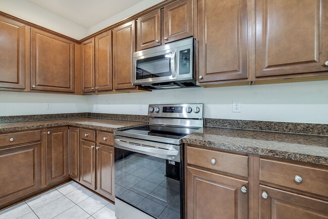 Building Photo - Spacious & Convenient