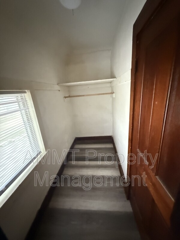 Building Photo - 723 W 1st St