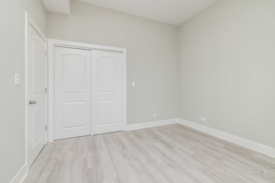 Building Photo - 2448 S Oakley Ave