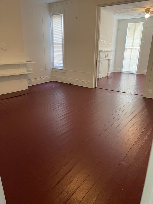 Building Photo - Spacious 4 bdrm/2 bath Home Located in Richmond's Fan District w/Balcony!!  Walking Distance to V...