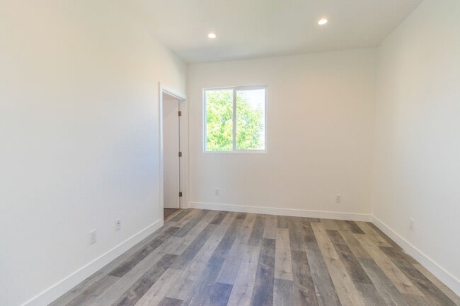 Building Photo - 5142 Riverton Ave