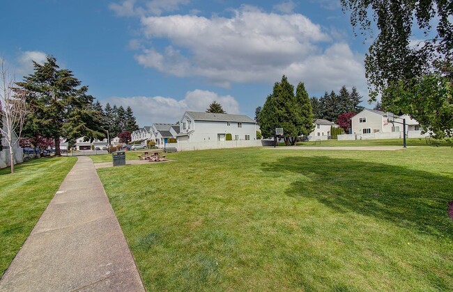 Building Photo - Welcome to this charming 2 bedroom, 2 bath...