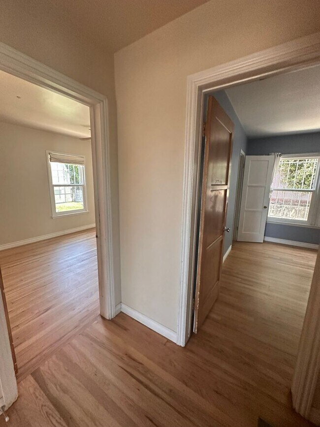 Building Photo - 2152 Rexford Dr