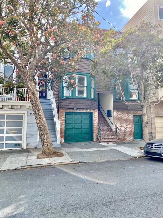 Building Photo - Prime Cow Hollow Location with Parking, Pr...