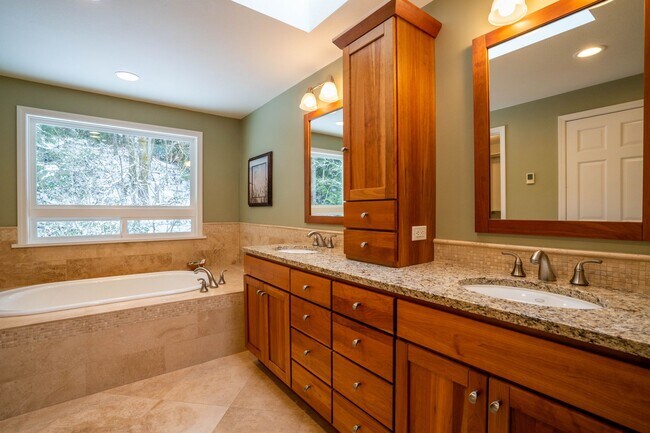 Building Photo - 3Bd/2.5Ba Sammamish House