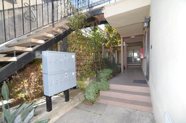 Building Photo - Adams Apartments...Newly Remodeled 1 Bedro...