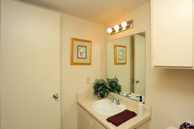 1BR - 700SF - Bathroom - Cimarron Apartments