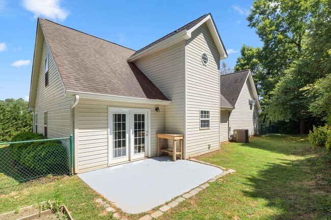 Building Photo - Lovely Two-Story Home in Weaverville