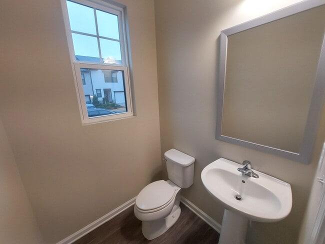Building Photo - Newly Renovated Beautiful Townhome for Ren...