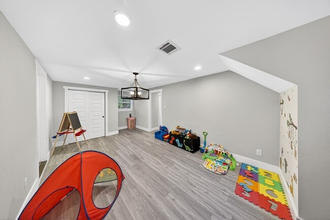 Building Photo - 6215 Great Oaks Dr