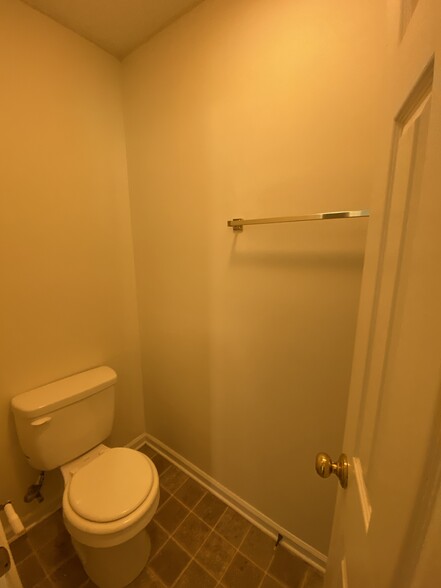 Master Bath - 1963 Bluff Ct