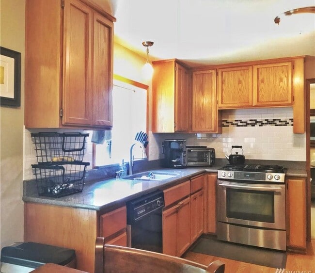 Building Photo - Open, bright and roomy with private backyard