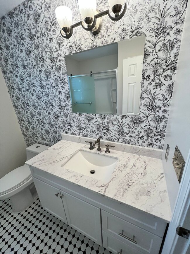 Building Photo - 3 Bedroom Single Family Home in Liverpool