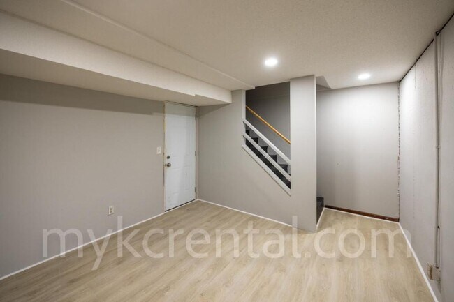 Building Photo - 6441 Hallet St