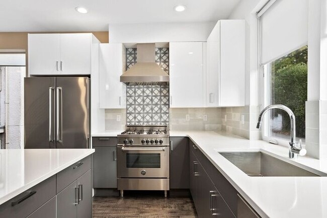 Building Photo - ULTRA-MODERN Townhome w/AC and Views in th...