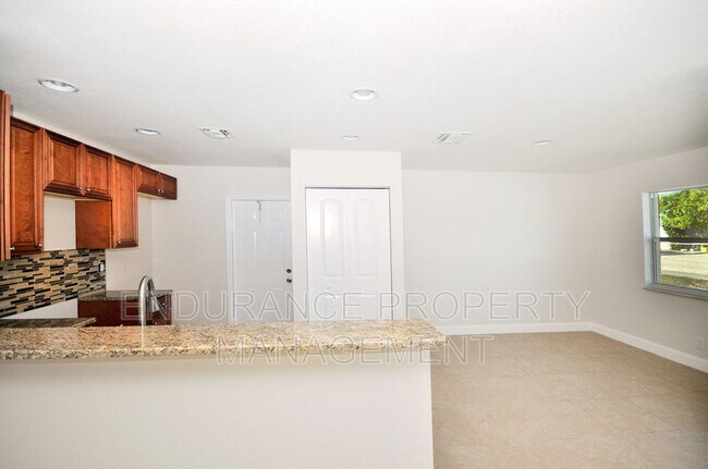 Building Photo - 1025 W 31st St