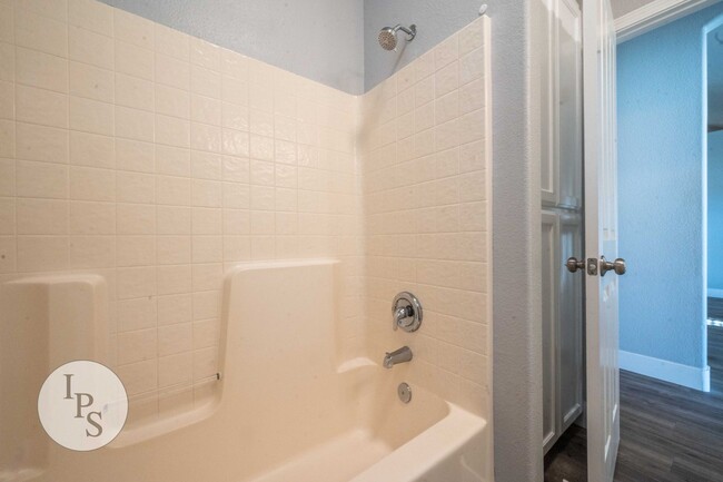 Building Photo - NorthWest Fresno Home, 3BR/2BA, Built 2005...