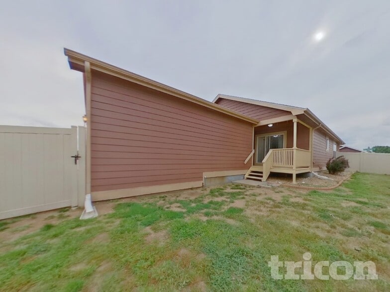 Building Photo - 4200 Laurel Dr