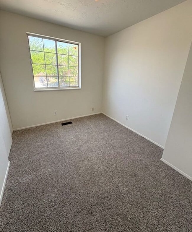 Building Photo - 3 Bedroom / 2 Bath Home in Kearns!