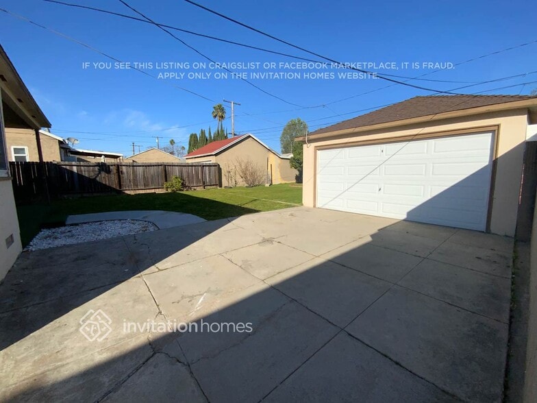 Building Photo - 8712 S 11th Ave