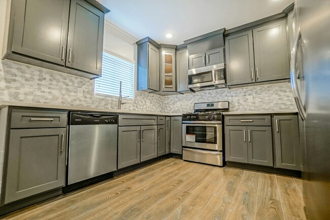 Building Photo - 1118-1118 1/2 W 39th Pl