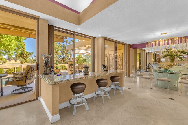 Building Photo - 216 W Kavenish Dr