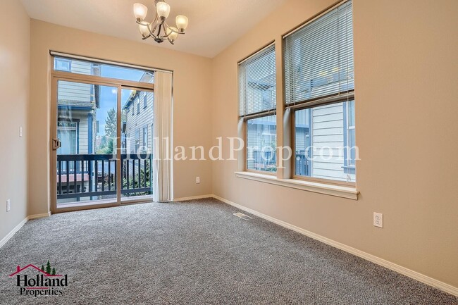 Building Photo - Charming End-Unit Townhouse in a Prime Loc...