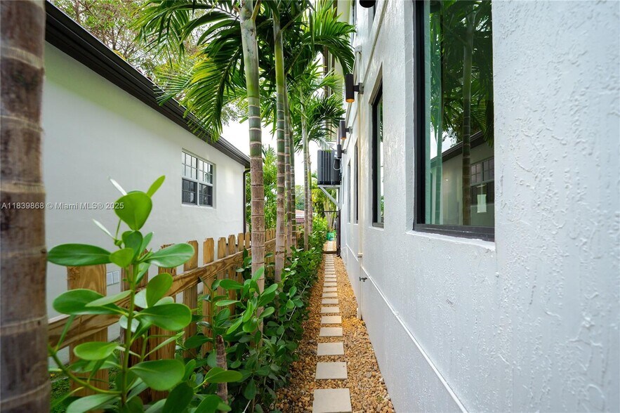 Building Photo - 2766 SW 33rd Ave