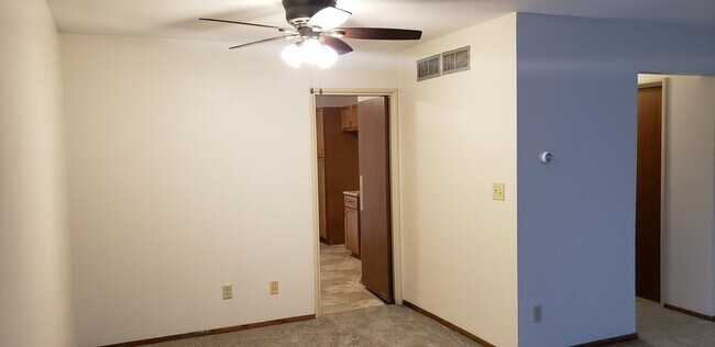 Building Photo - 3 BEDROOOM/1.5 BATH TOWNHOUSE