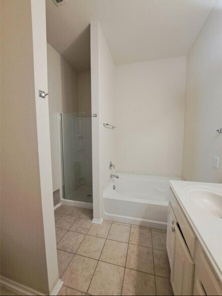 Building Photo - 400 Angler Dr