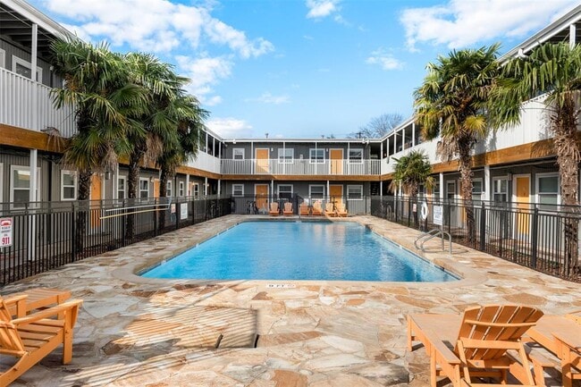 Building Photo - 2401 Manor Rd