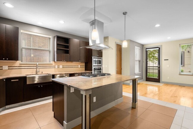 Building Photo - LUX 4BD, 5BA SloHi Home with Finished Base...