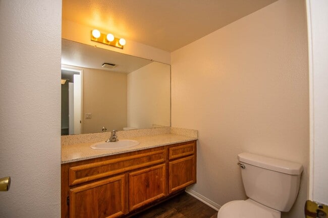 Building Photo - 3BR Townhome with Spacious Fenced Yard!
