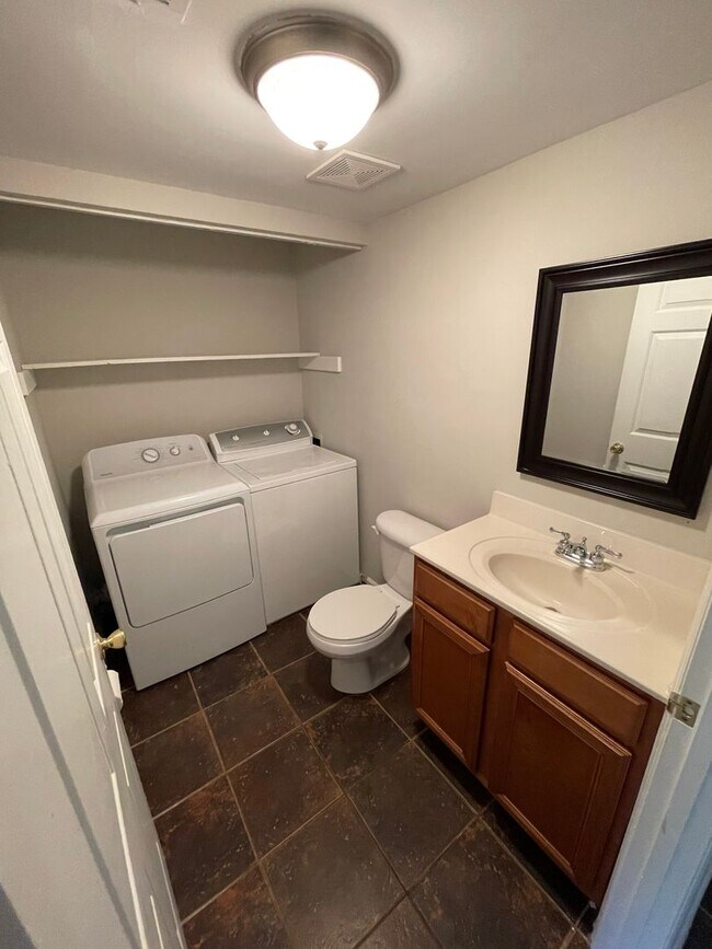 Building Photo - End Unit Townhome in Elizabeth/Plaza Midwood Area! ***50% discount for the first full month with ...
