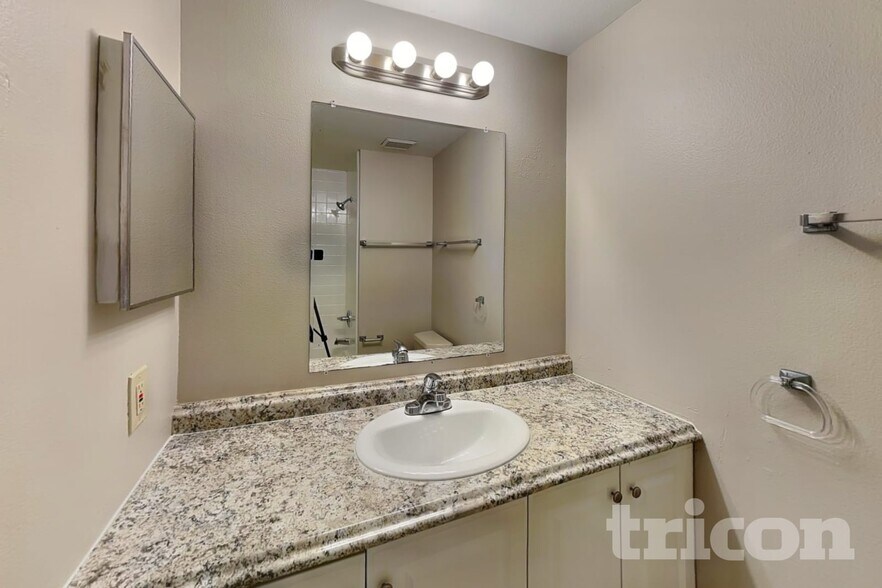 Building Photo - 1311 Corner Oaks Dr