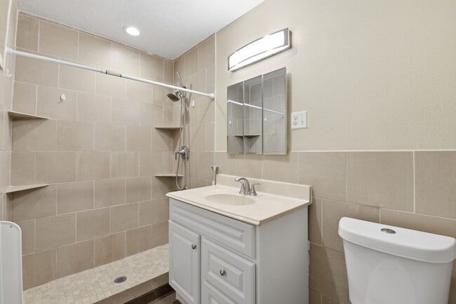 Building Photo - 506 Ogilvie St