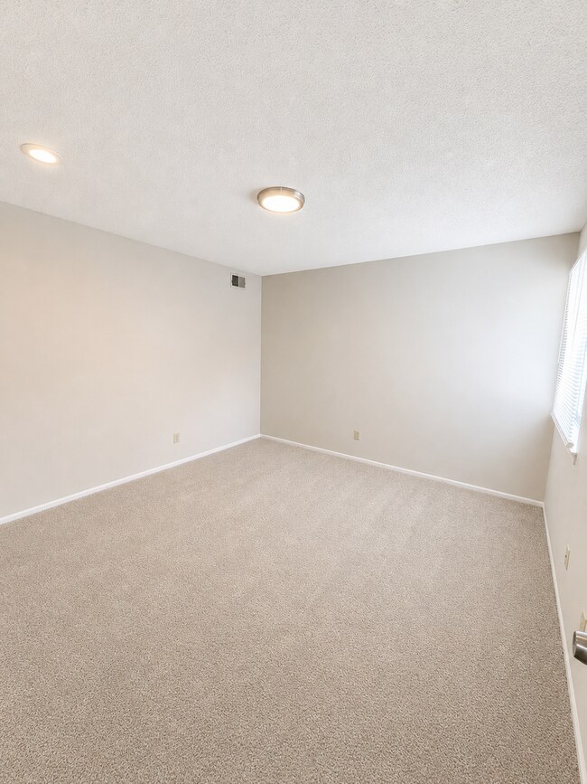 Building Photo - 500 Sky Vue Dr