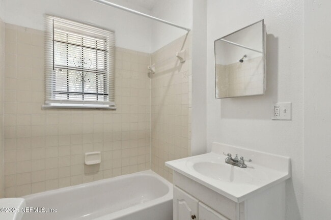 Building Photo - 421 W 18th St