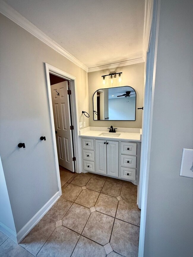 Building Photo - Great 3 BR home by the Reservoir