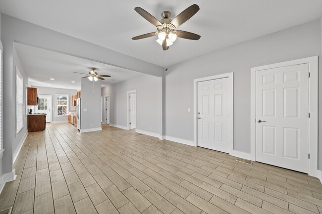 Building Photo - 106 N Main St